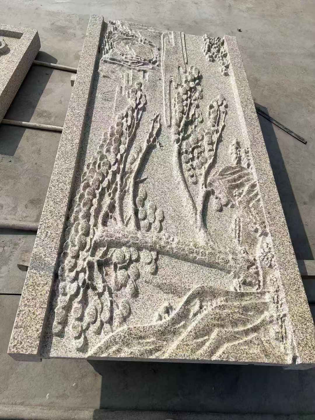 青岛 黄金麻雕刻板浮雕迎客松