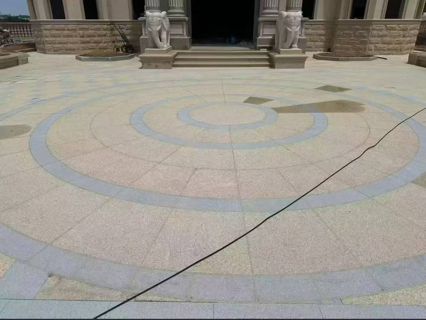 青岛 黄金麻芝麻灰花岗岩石材地铺拼接效果