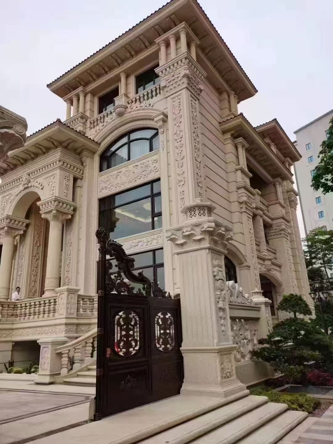 青岛 黄金麻花岗岩别墅外墙干挂效果展示