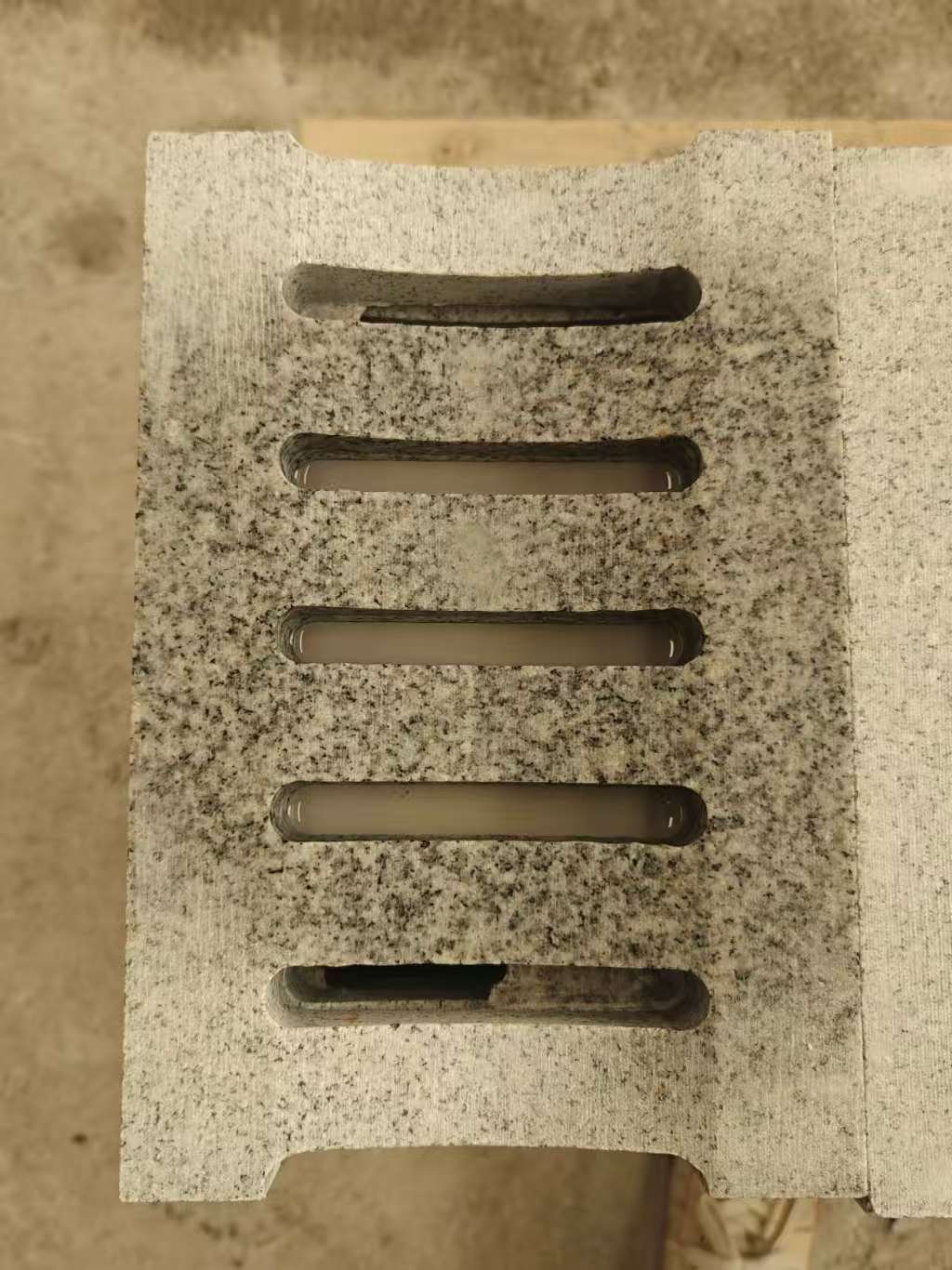 青岛 芝麻白拉丝面花岗岩U型开槽排水槽